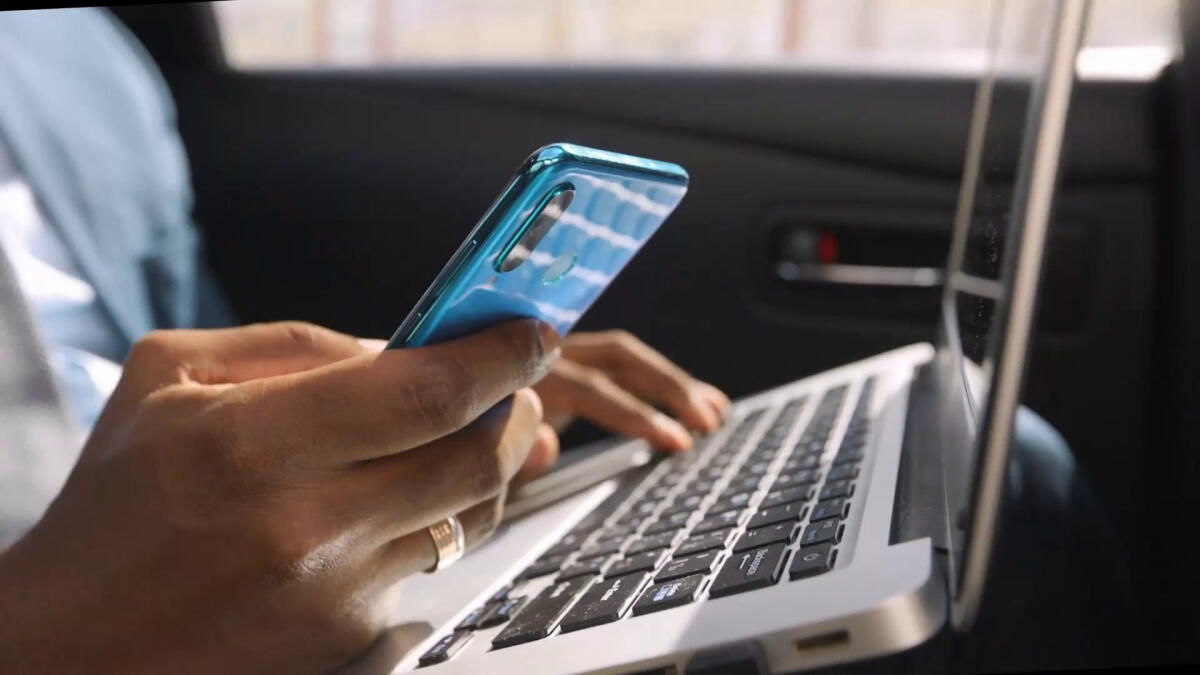 La metà degli italiani acquista sul web - 