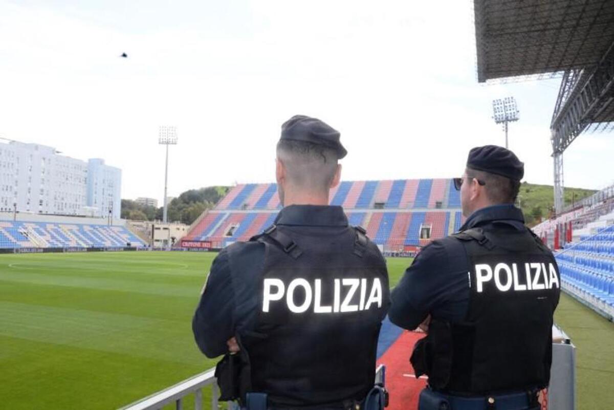 Crotone - Daspo "fuori contesto", divieto di accesso a manifestazioni sportive per due persone - 