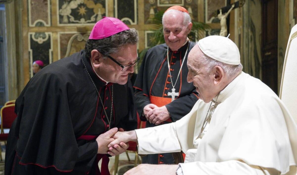 Rossano-Cariati: L’Arcivescovo Aloise in preghiera per Papa Francesco: “Un dono di Dio per la Chiesa” - 