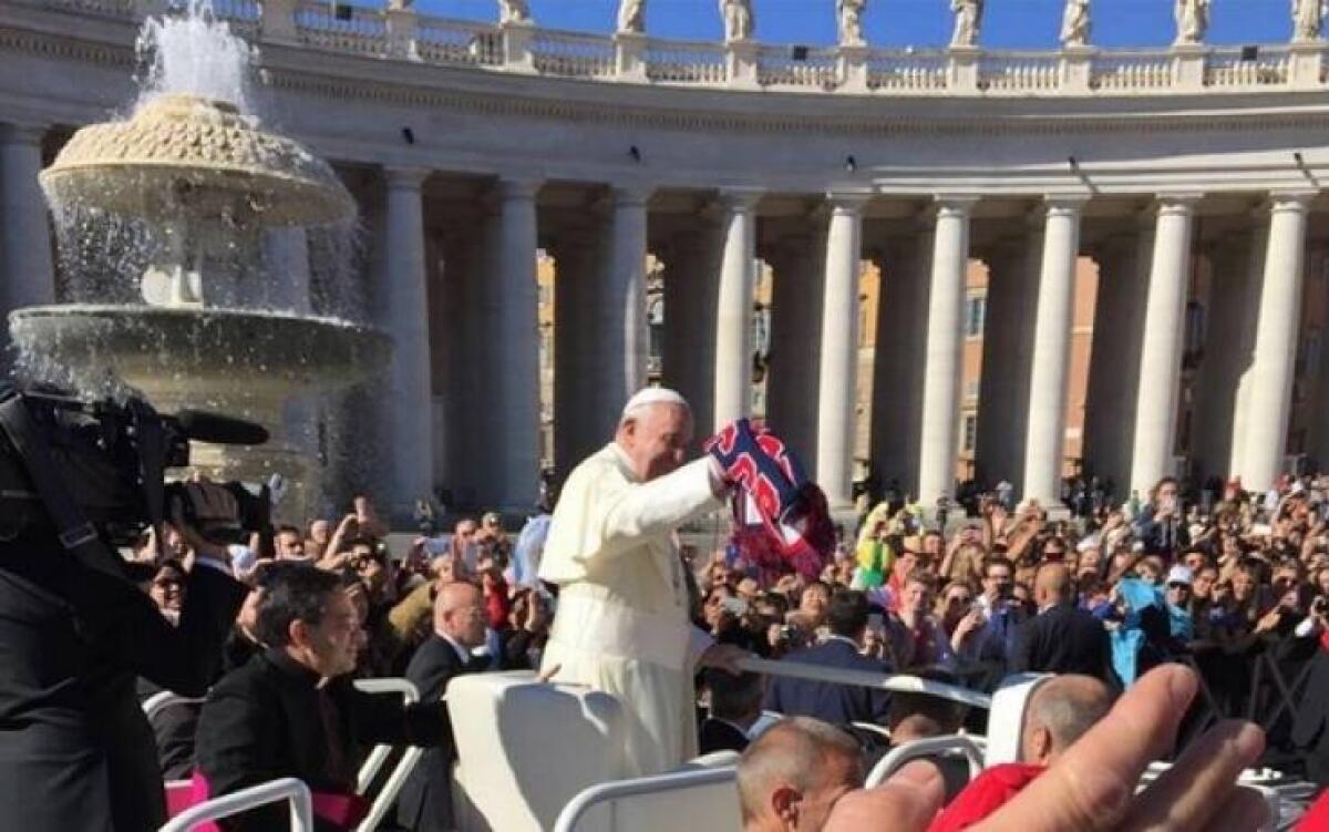 Quando Papa Francesco sventolò con un sorriso la sciarpa del Crotone - 
