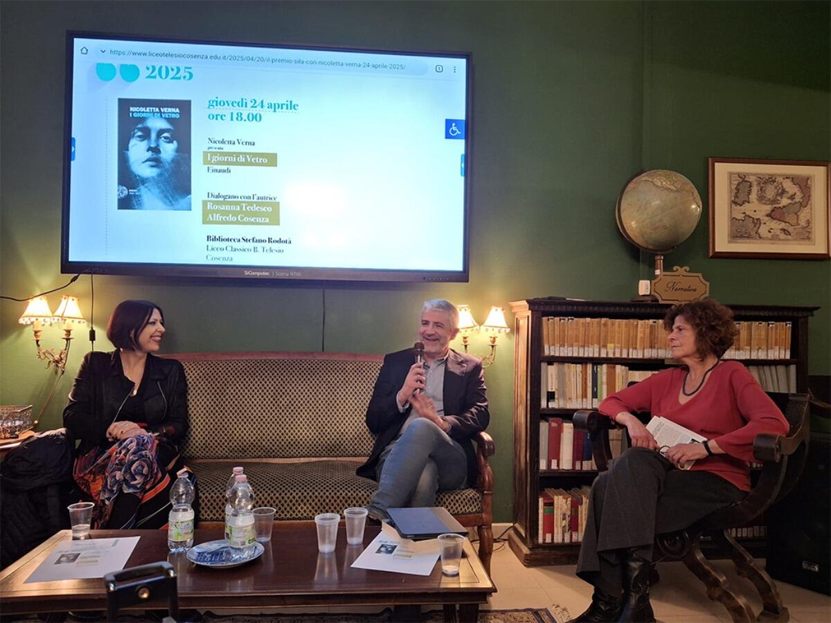 Cosenza - Tanti giovani alla presentazione del libro "I giorni di vetro" di Nicoletta Verna - 