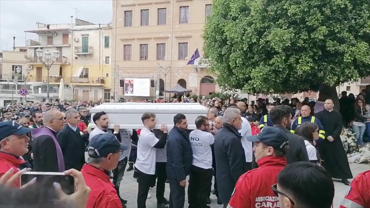 Misilmeri si ferma per l'ultimo saluto a Sara -