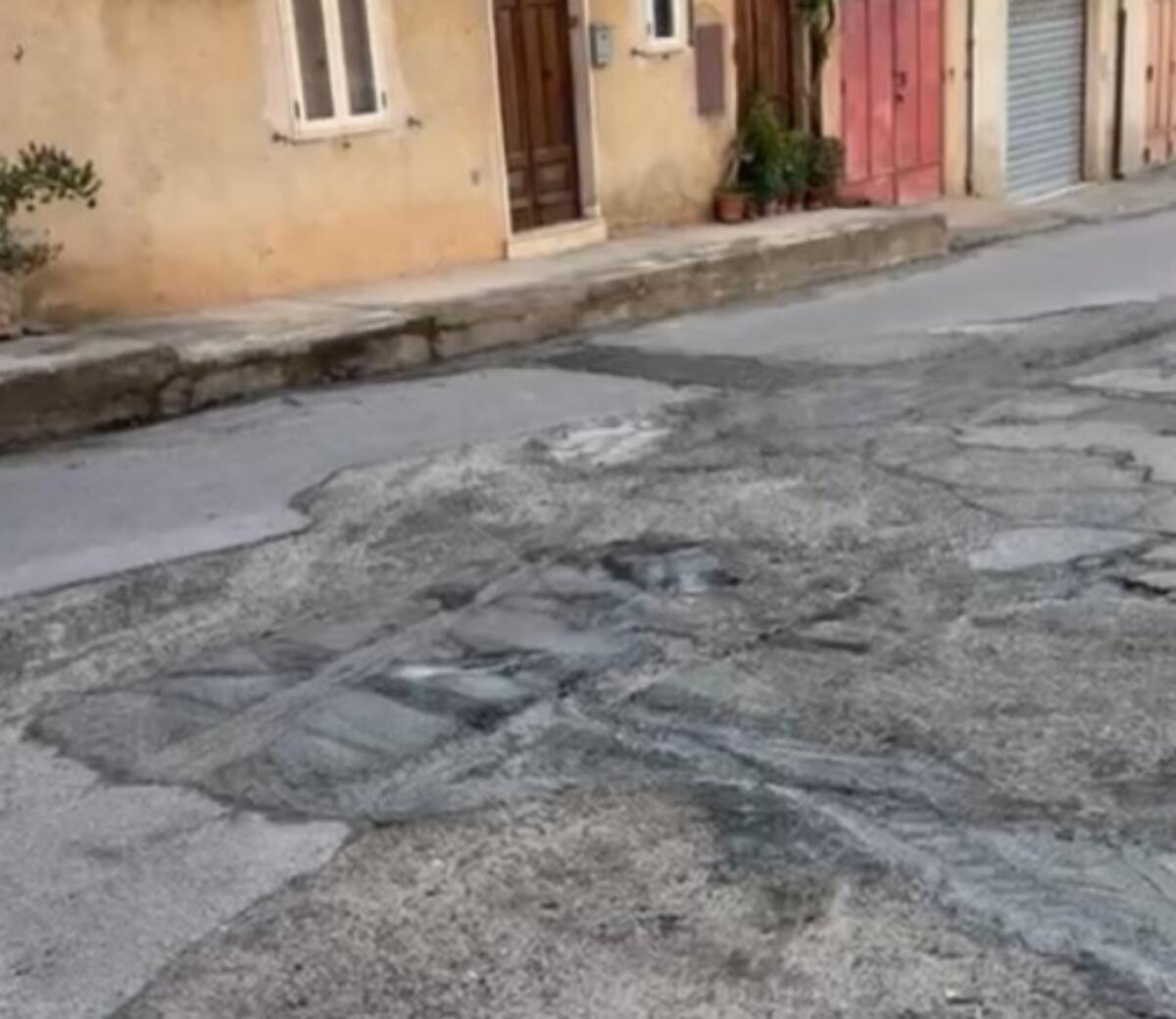 Cassano all'Ionio, Lauropoli: danneggiata la pavimentazione in via Feliciazza - 