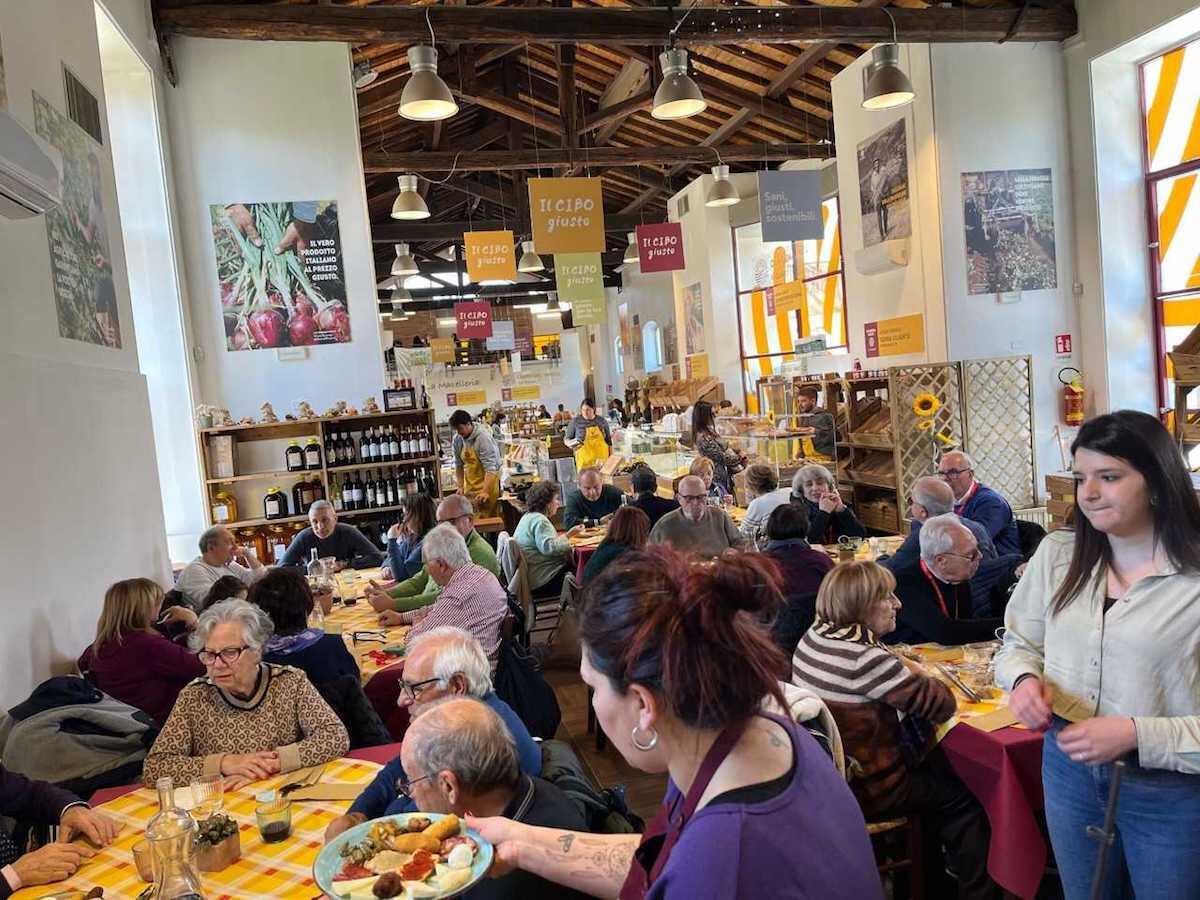 Cosenza - Il mercato dei contadini è sempre più esperienza per i turisti e modello di accoglienza - 