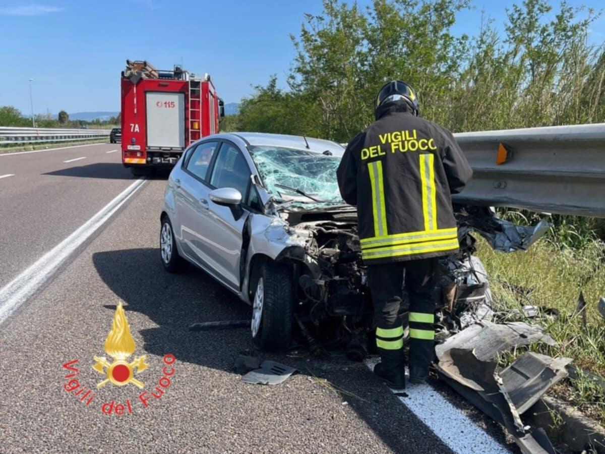 Auto fuori controllo e impatto contro il guardrail: i Vigili del Fuoco estraggono in conducente - 