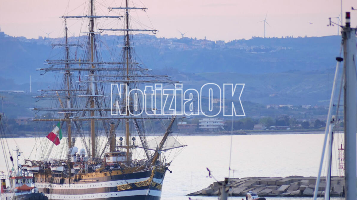 (VIDEO) La bellezza naviga verso Crotone: sul porto l’Amerigo Vespucci - 