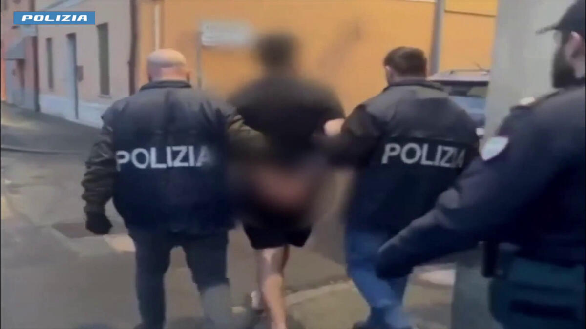 Rapine in strada a Milano, arrestata baby gang -