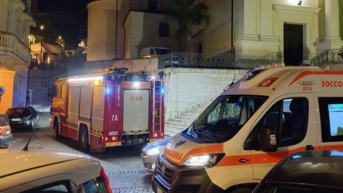 Calabria, Bimba di 7 anni salvata dai Vigili del Fuoco dopo essersi incastrata in una panchina) - 