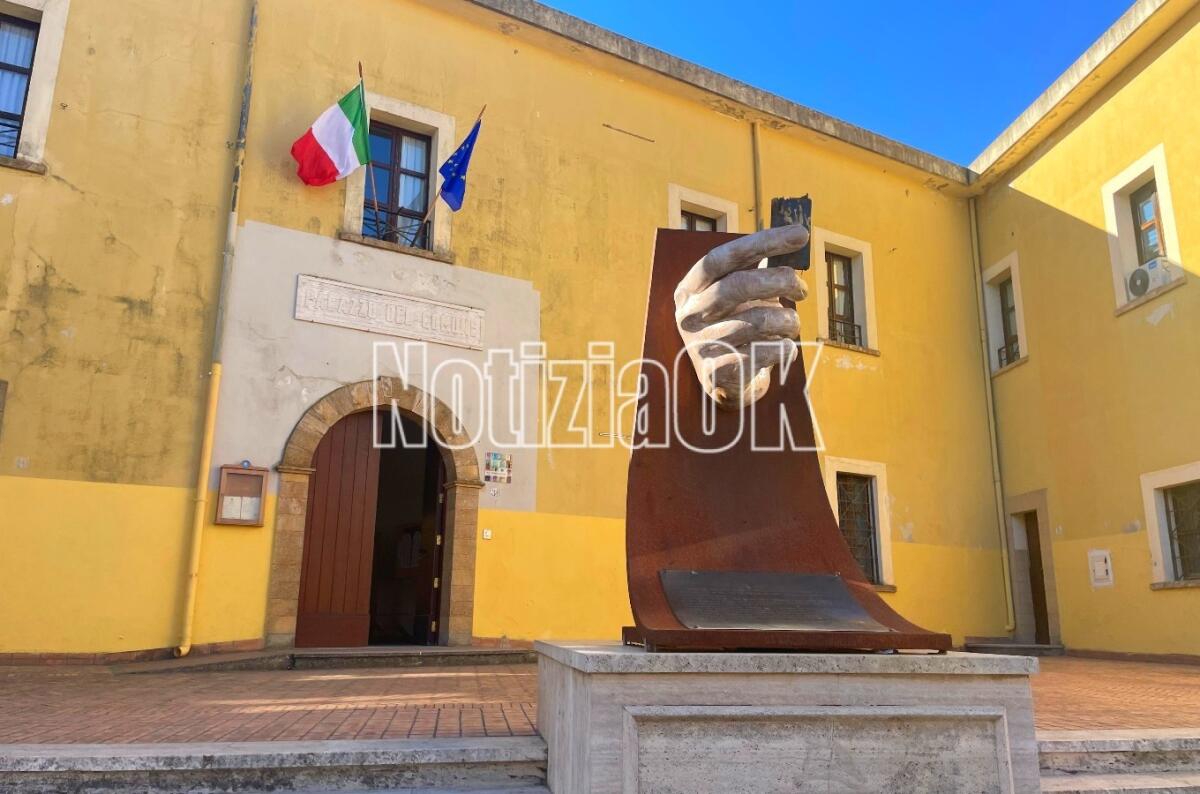 A Bologna il Premio Nazionale Diego Tajani: cultura e impegno contro le mafie - La facciata del Comune di Cutro
