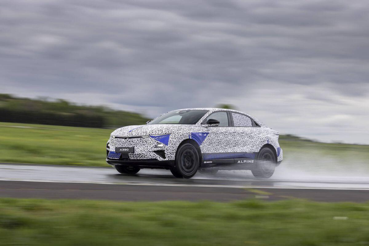 A390, ultimi test per la sport fastback di Alpine -