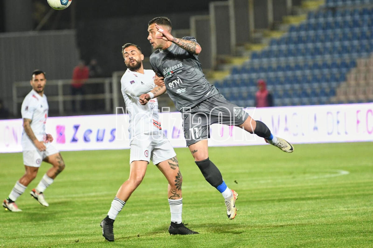 #CrotoneFoggia 3-2  - Vittoria e terzo posto, gli squali superano i Satanelli nell'ultima all'Ezio Scida - 