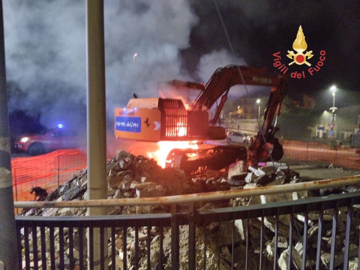 In fiamme un automezzo da cantiere: intervento dei Vigili del Fuoco per spegnere l'incendio - 