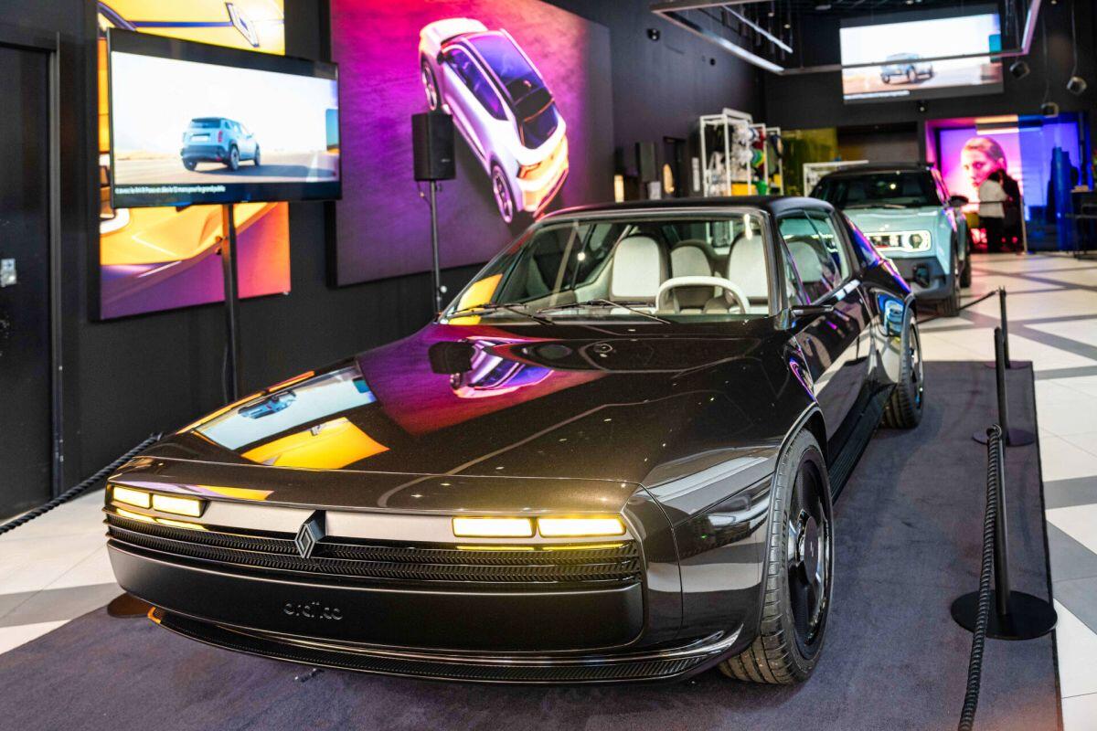 Renault presenta alla Milano Design Week la R17 Electric Restomod - 