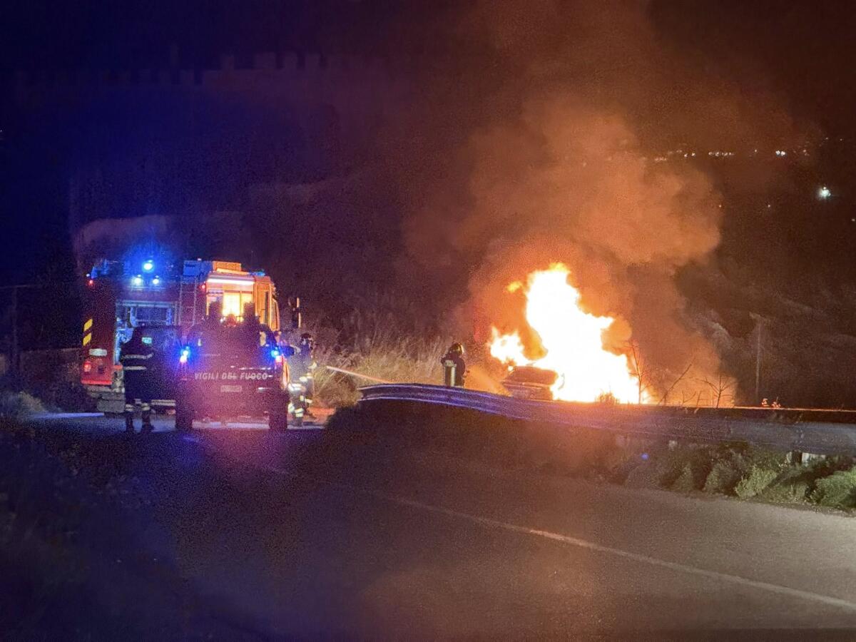 Auto in fiamme sulla Strada Provinciale: intervento dei Vigili del Fuoco - 