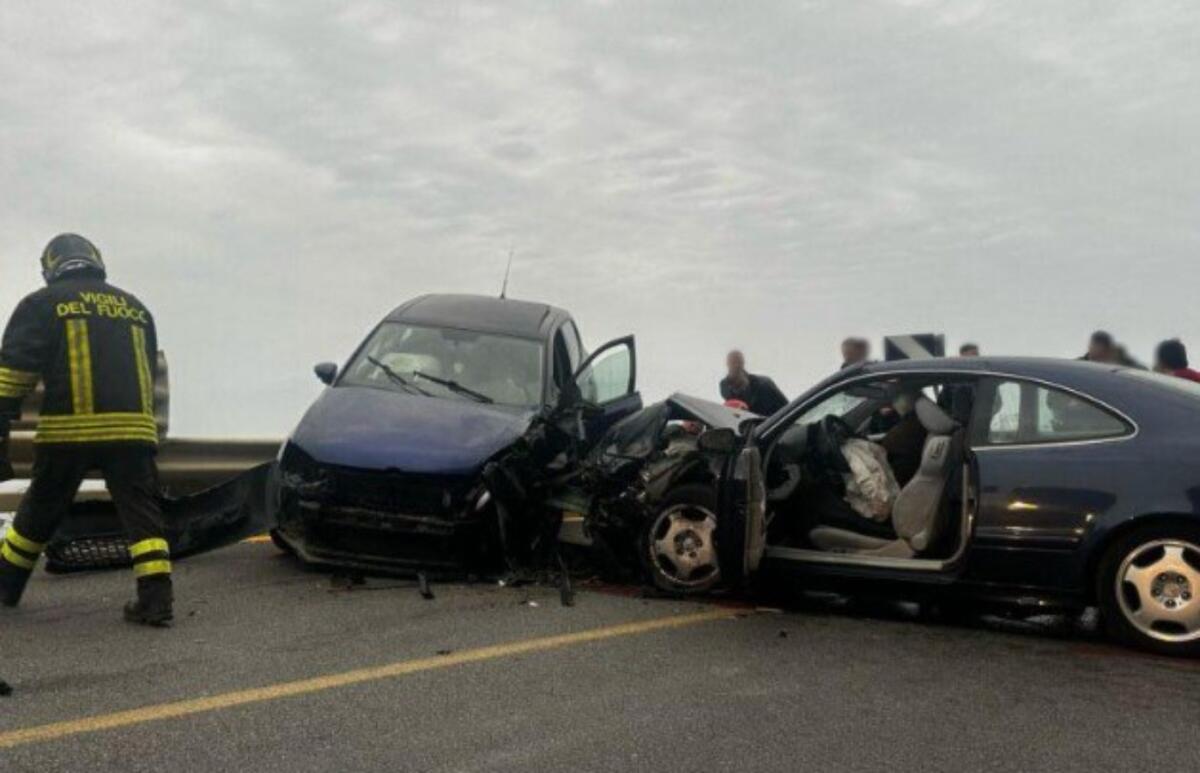 Incidente stradale sulla S.S. 106, coinvolte quattro persone - 