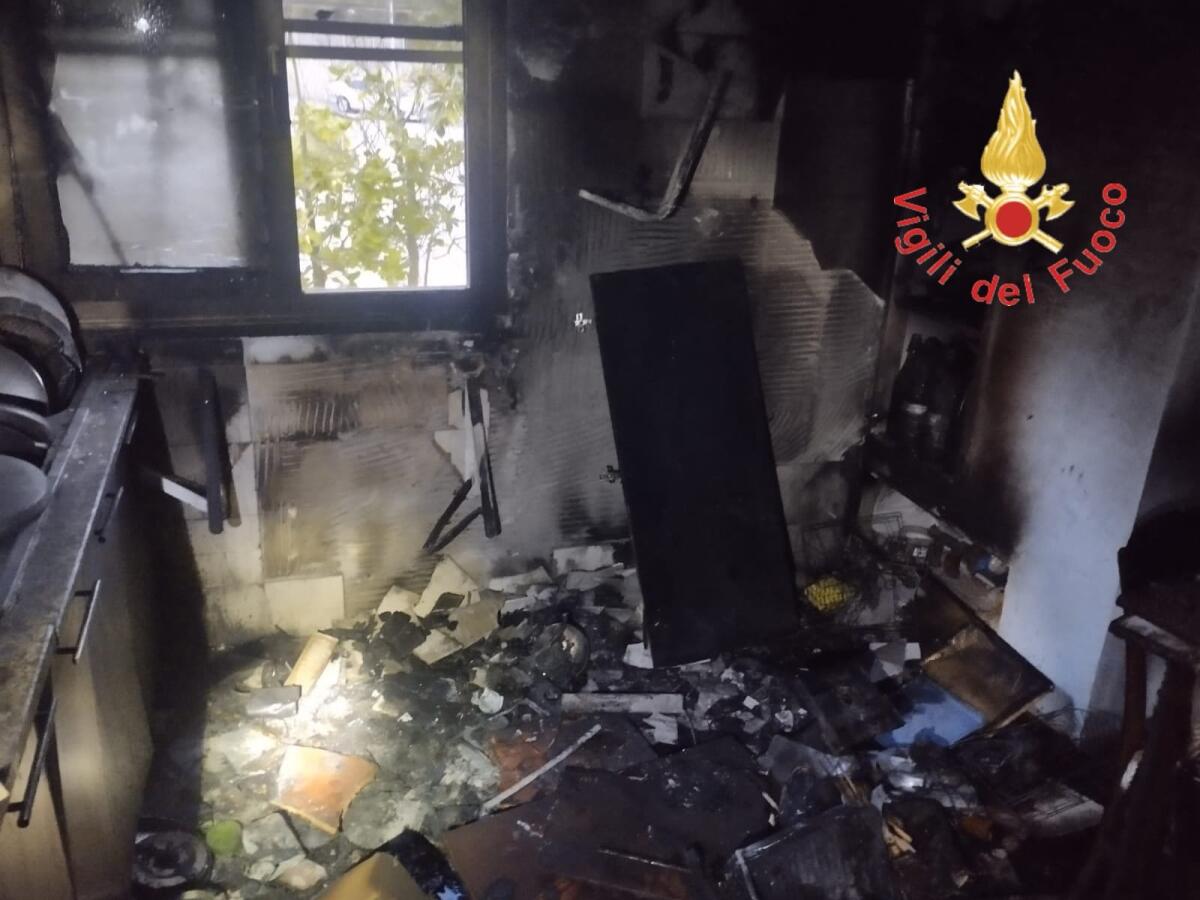 Incendio in un appartamento all'alba, intervengono i Vigili del Fuoco - 