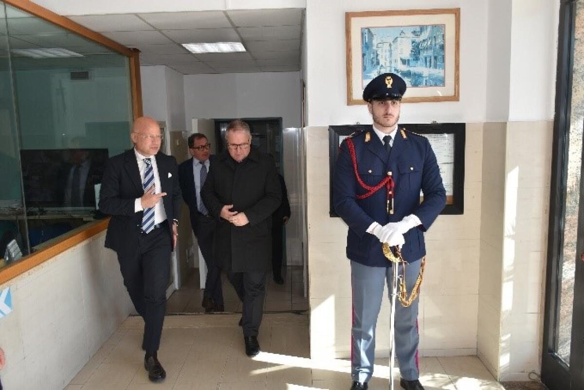 Crotone -  Un gesto di vicinanza: il Vescovo Torriani tra gli uomini e le donne della Polizia - 