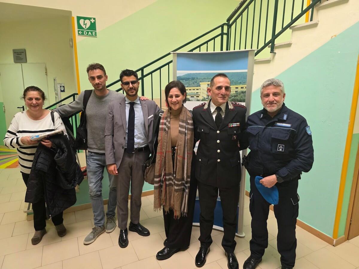 Mesoraca - Il Comandante dei Carabinieri incontra gli studenti del liceo Lombardi Satriani - 