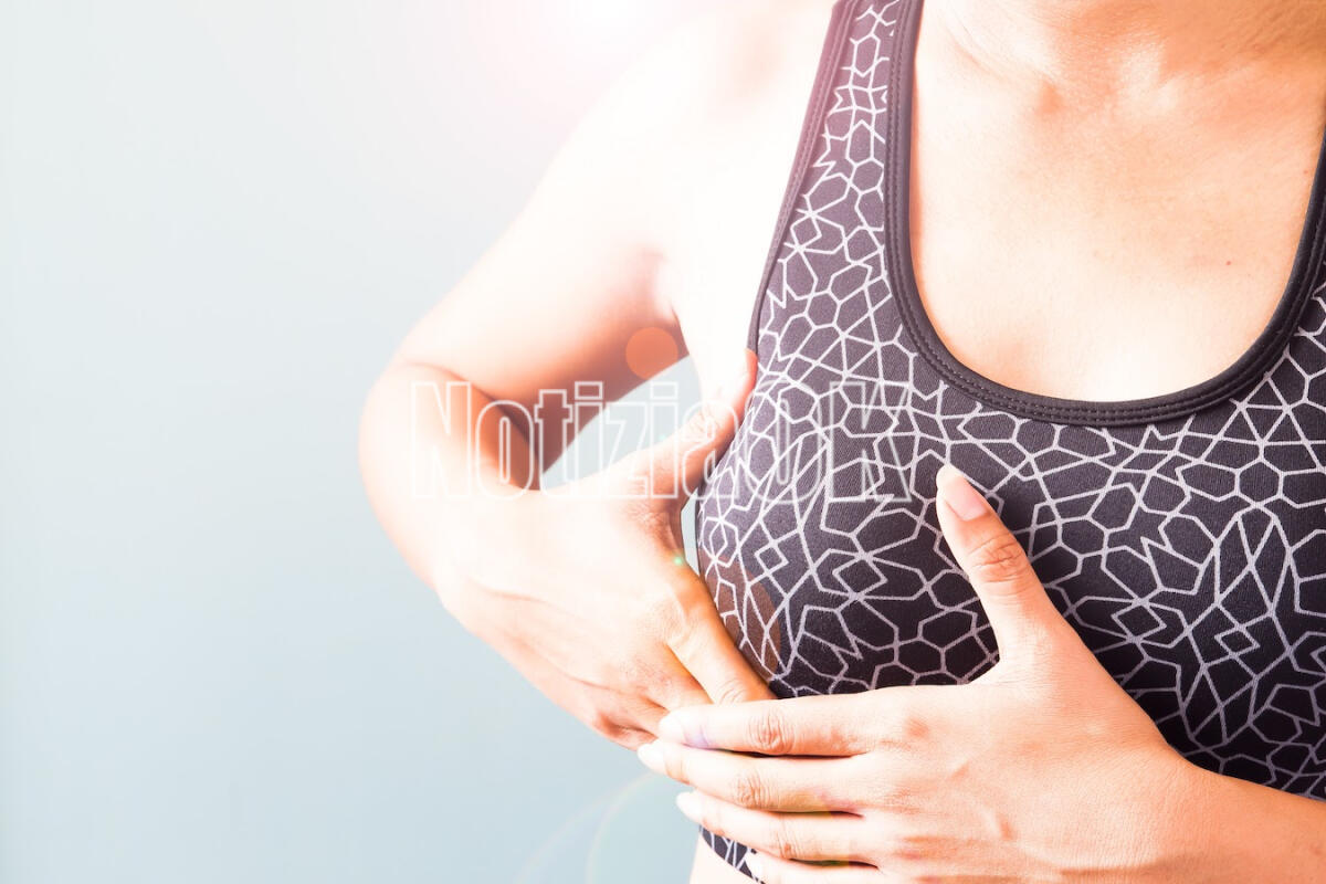 Petilia Policastro si tinge di rosa con l'A.G.I.A. Screening gratuito per la prevenzione del tumore al seno - Woman in sport bra holding her breast, Breast cancer raising awareness conceptual idea/ health campaign: Medicine, Insurance, Organ Donation concept.