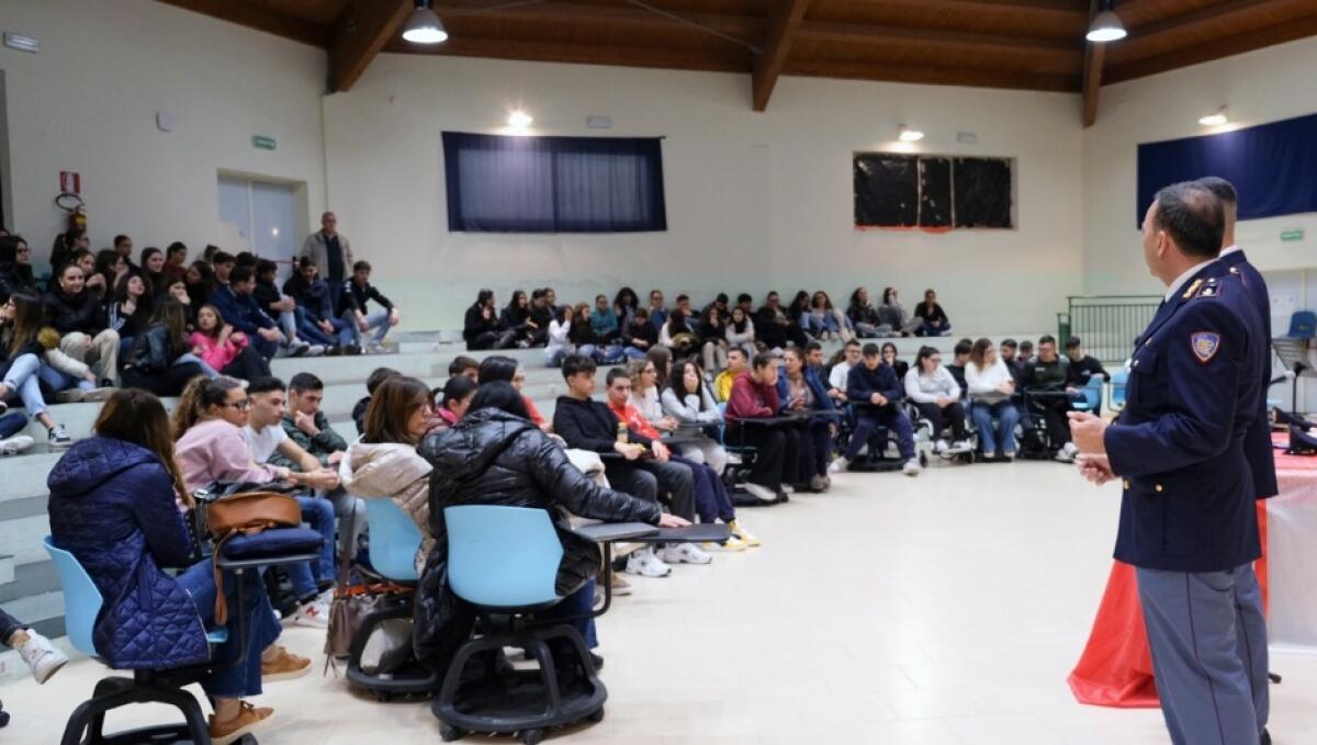 La Polizia al Liceo di Mesoraca per formare gli studenti all'uso consapevole del web e degli smartphone - 