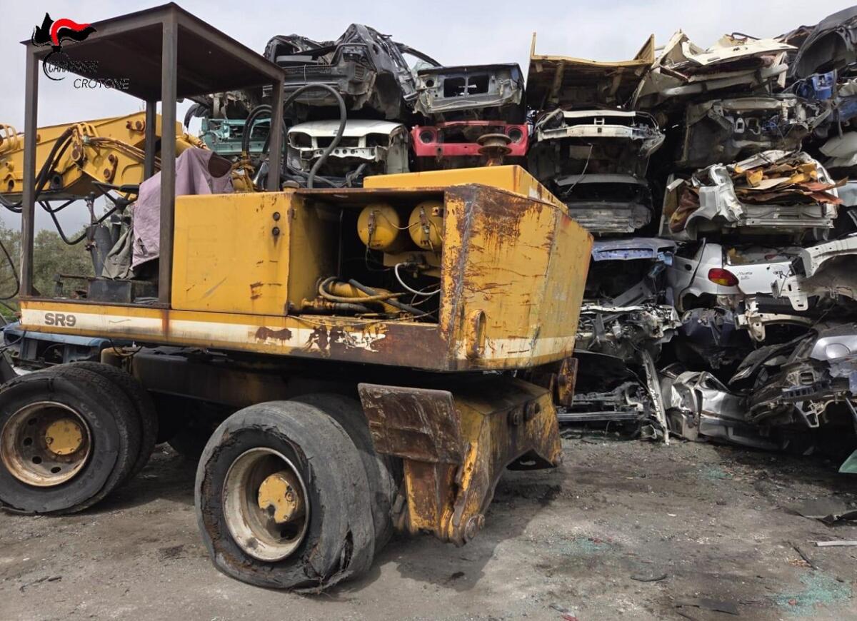 Petilia Policastro, sequestrata autodemolizione abusiva con oltre 200 veicoli - 
