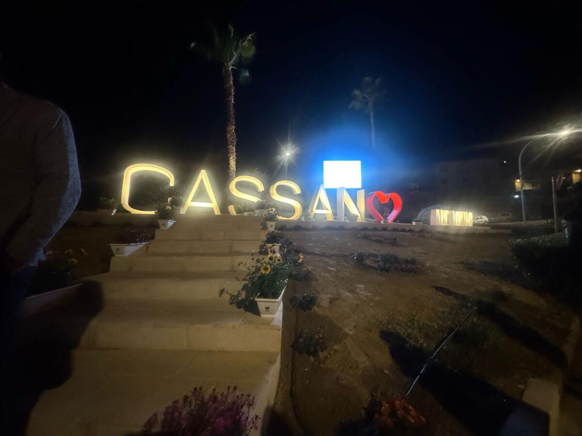 Cassano all'Ionio accoglie i visitatori con il suo "Cuore": una scritta per dare il benvenuto in città - 