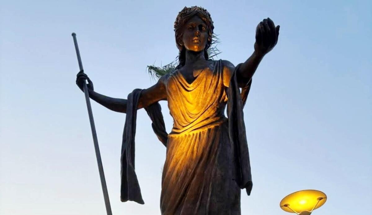 Una Crotone orgogliosa della sua storia: inaugurata in piazza Berlinguer la statua di Hera Lacinia di Antonio Affidato - 