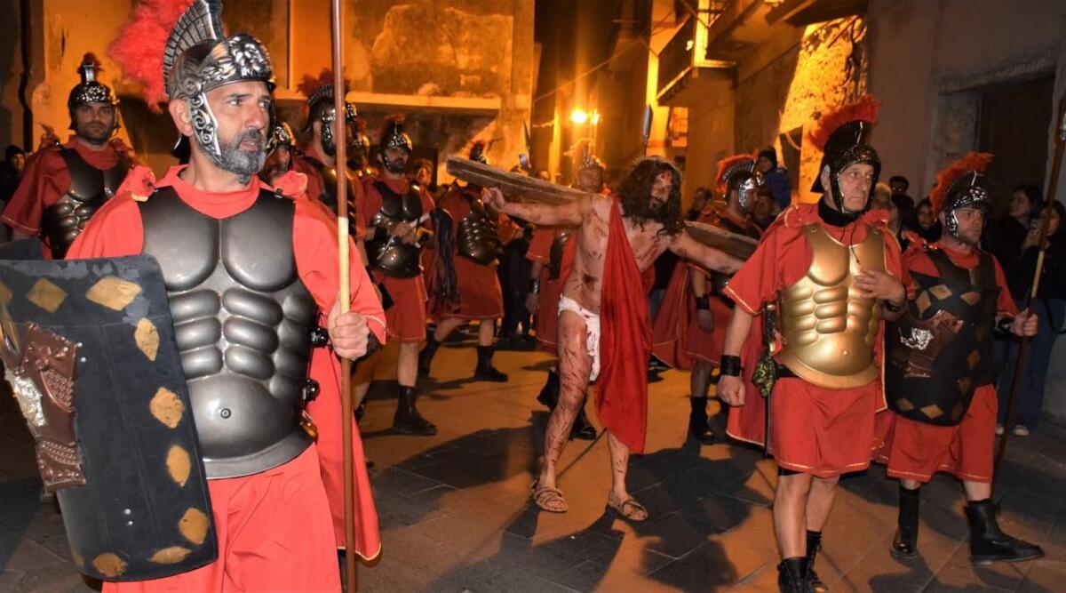 Strongoli rivive la Passione di Cristo: un viaggio tra fede, arte e comunità - 