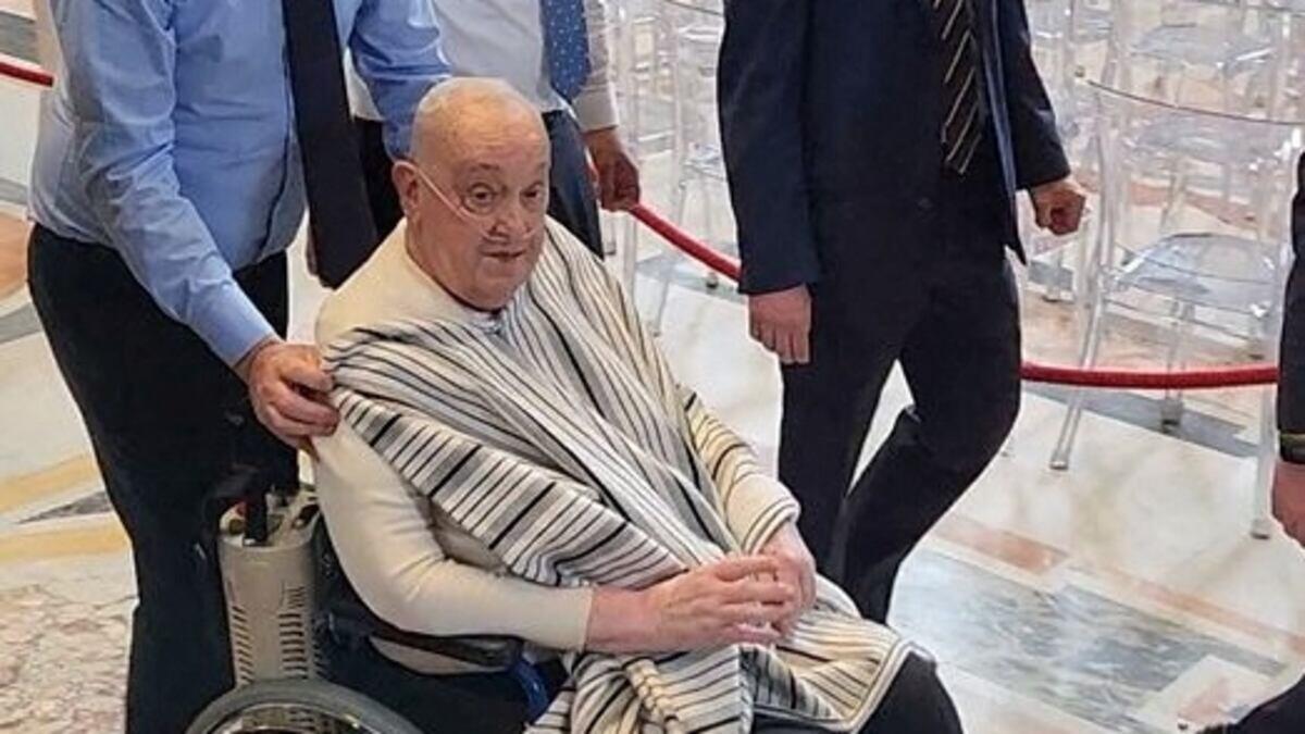 Papa Francesco visita a sorpresa la Basilica di San Pietro in abiti civili - 