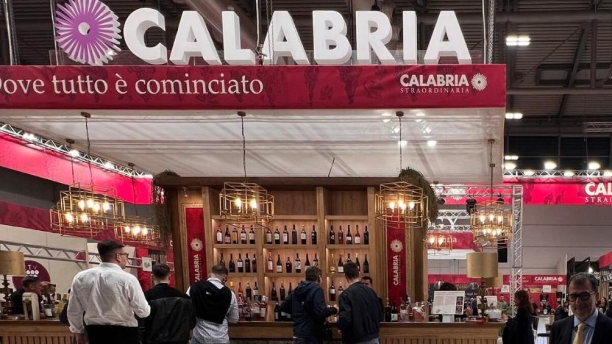 Vinitaly 2025: Calabria protagonista tra tradizione, tecnologia e paesaggi virtuali - 