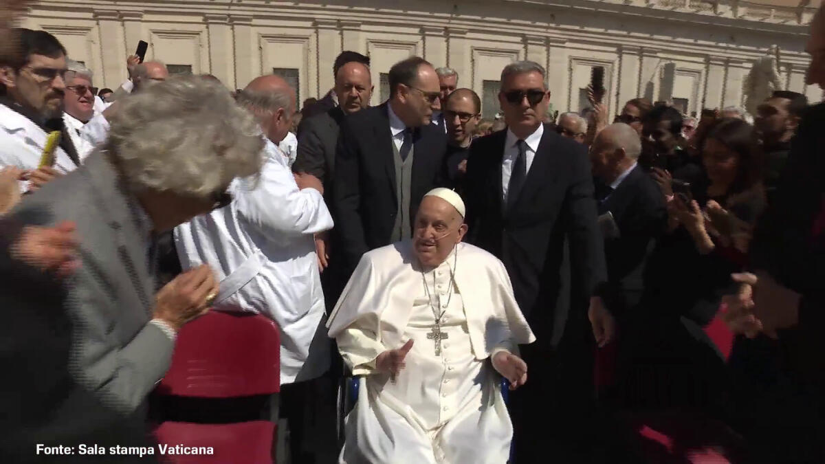 Papa Francesco appare a sorpresa in Piazza San Pietro "Grazie tante" -