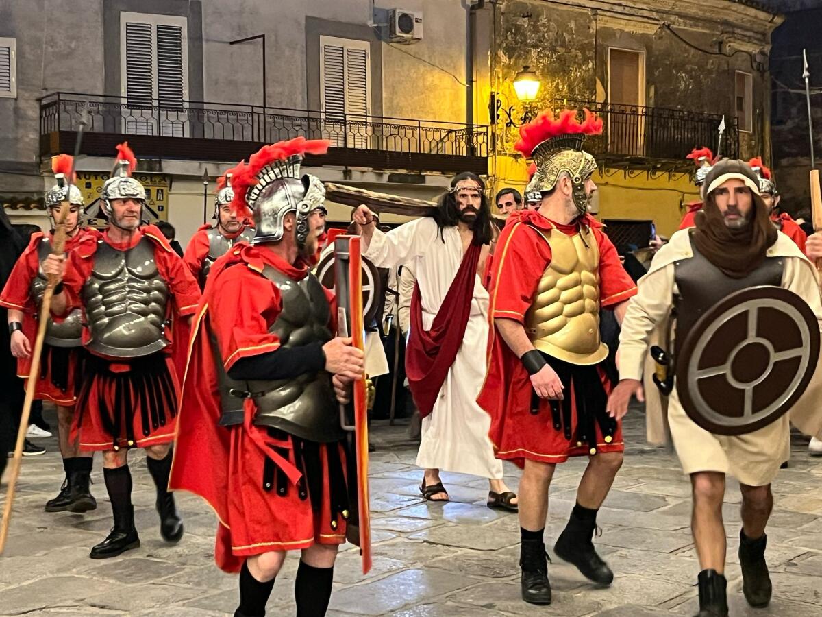 Successo per la 12esima edizione della "Passione Vivente di Strongoli": un viaggio tra Fede, storia e tradizione - 