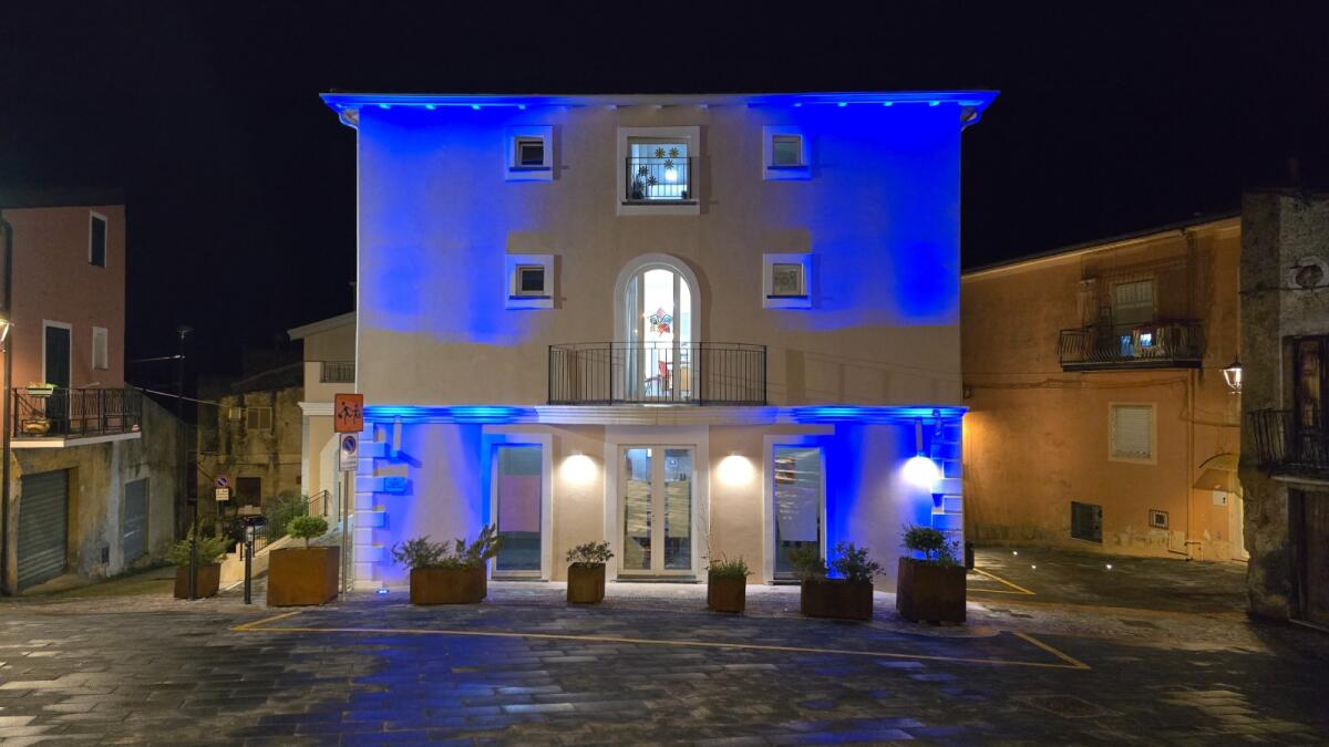 Santa Maria del Cedro - Nella Giornata per la Consapevolezza sull'autismo si illumina Palazzo Franco Galiano -