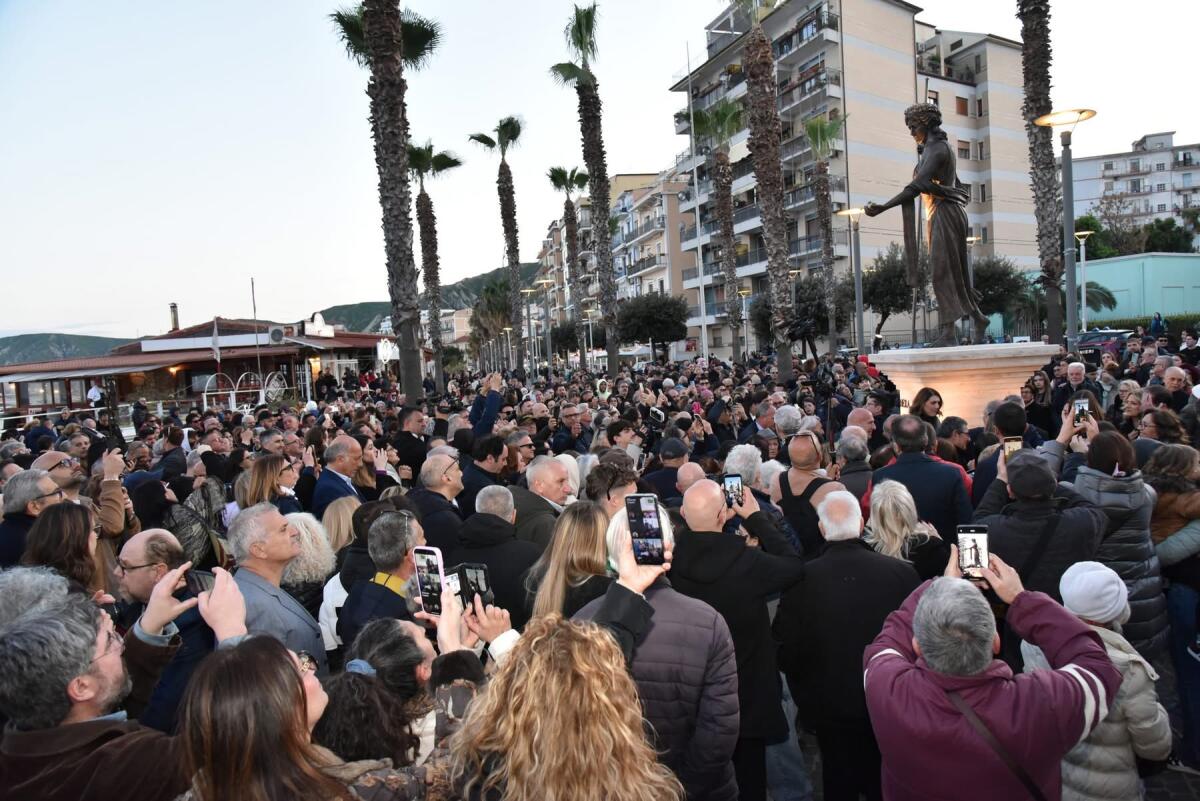 Crotone celebra la sua storia con la statua di Hera Lacinia: l'opera di Affidato ponte tra mito, arte e identità - 