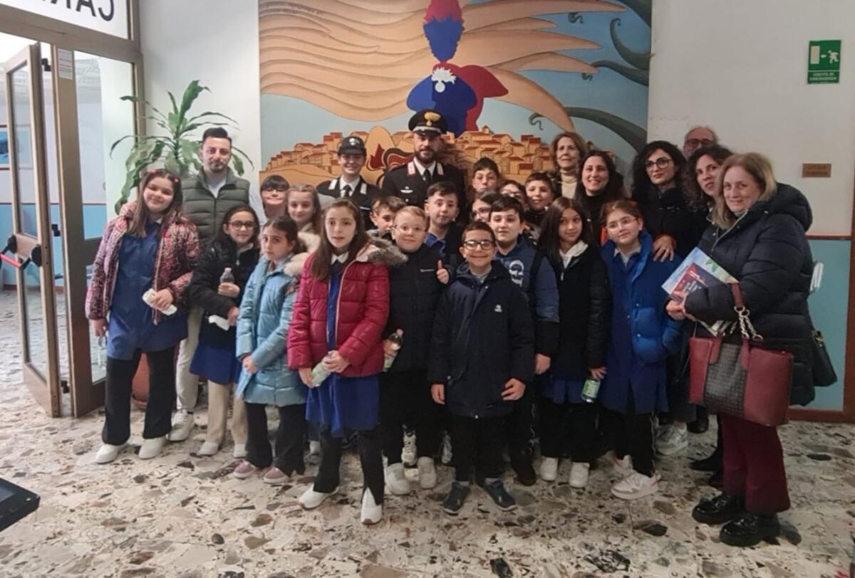Petilia Policastro, i bambini dell’I.C. “Dante Alighieri” in visita alla Caserma dei Carabinieri - 