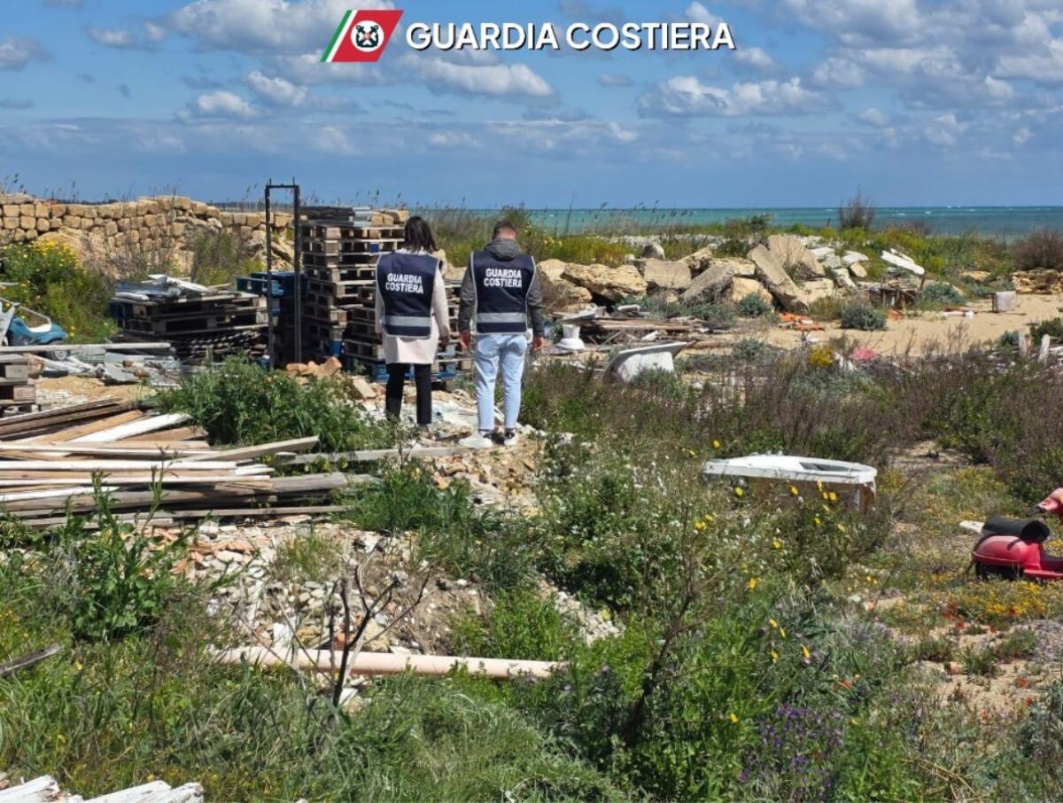 Crotone, sequestrata un'area demaniale di 700 metri adibita a discarica non autorizzata - 