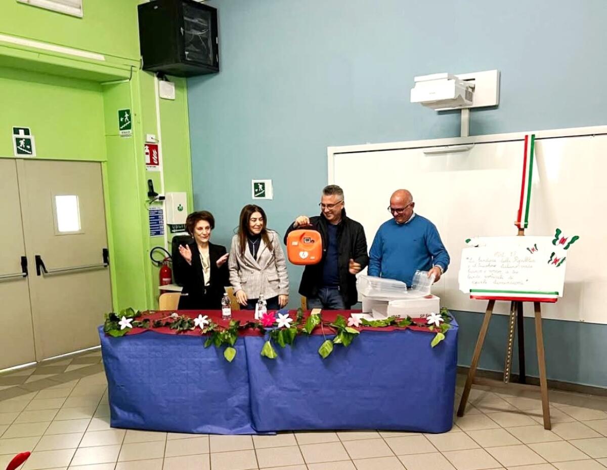 La scuola elementare Aldo Moro dona un defibrillatore alla comunità di Mesoraca - 