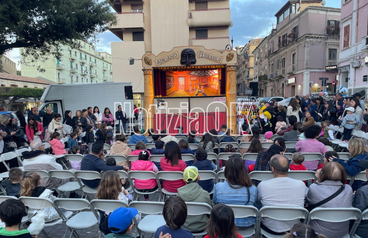 (VIDEO) Pulcinella da Crotone incita la città: "Riportateci in Serie A o vi spacco o' provolone!" - 