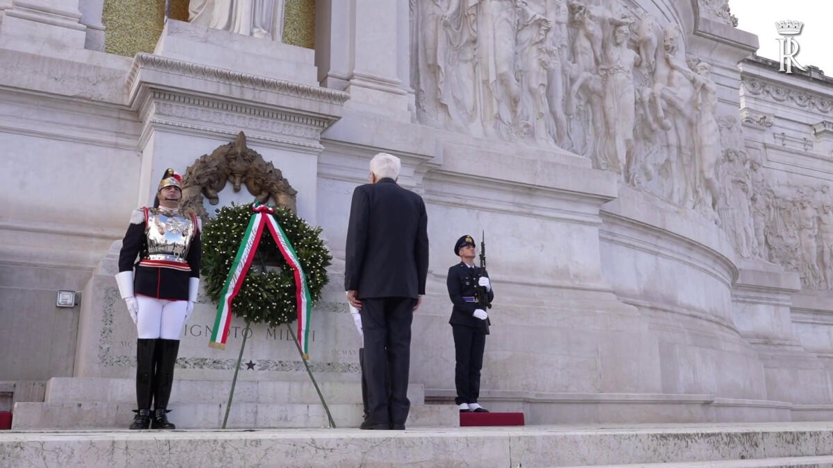 25 aprile, Mattarella depone corona d'alloro all'Altare della Patria -