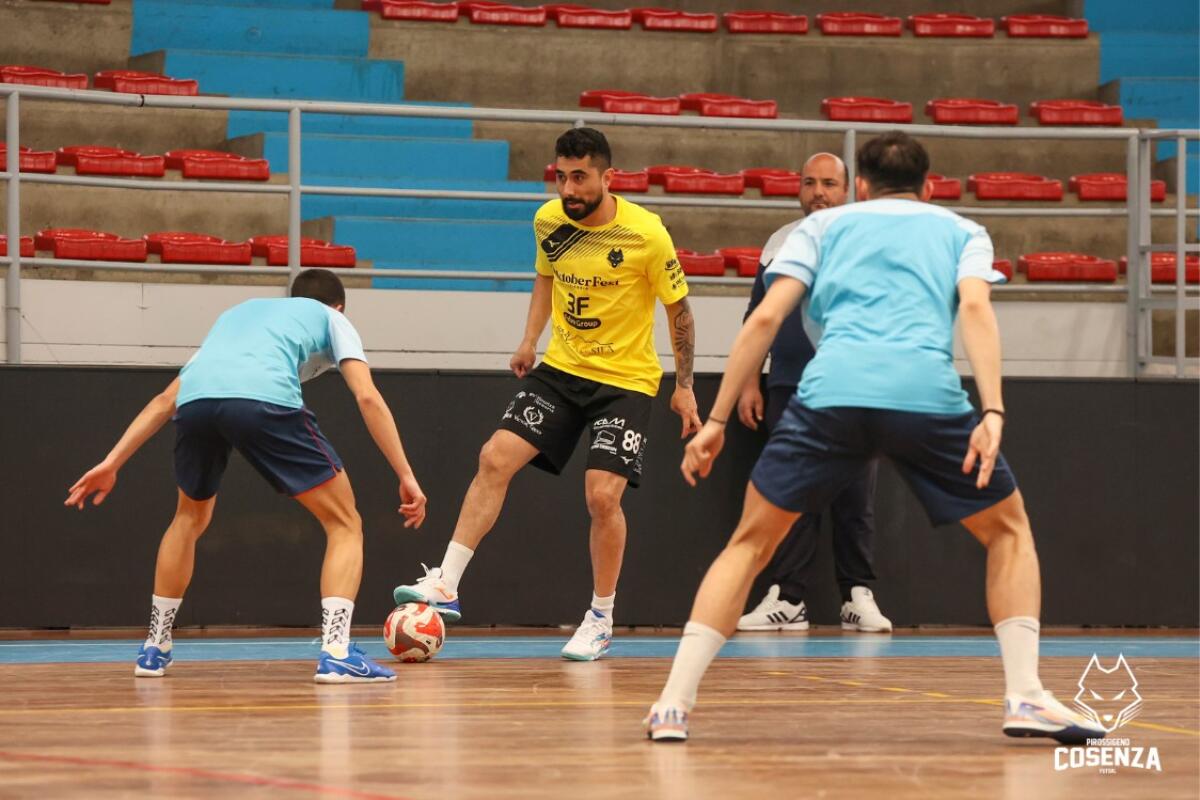 Calcio a 5 - Pirossigeno Cosenza travolgente in amichevole: 8-2 al New Taranto - 
