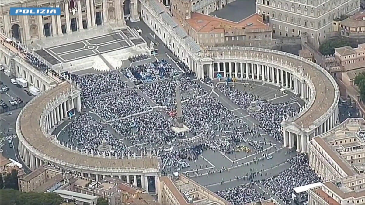 Piazza San Pietro gremita per Papa Leone XIV, immagini da elicottero -