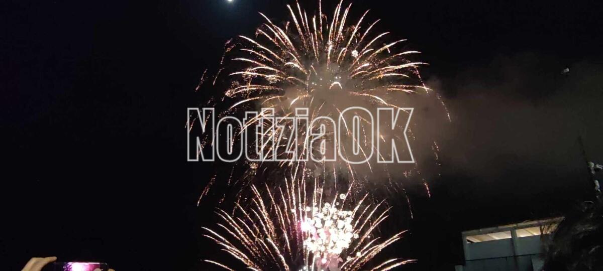 Crotone, fuochi d’artificio sul mare per il rientro della Madonna di Capo Colonna - 