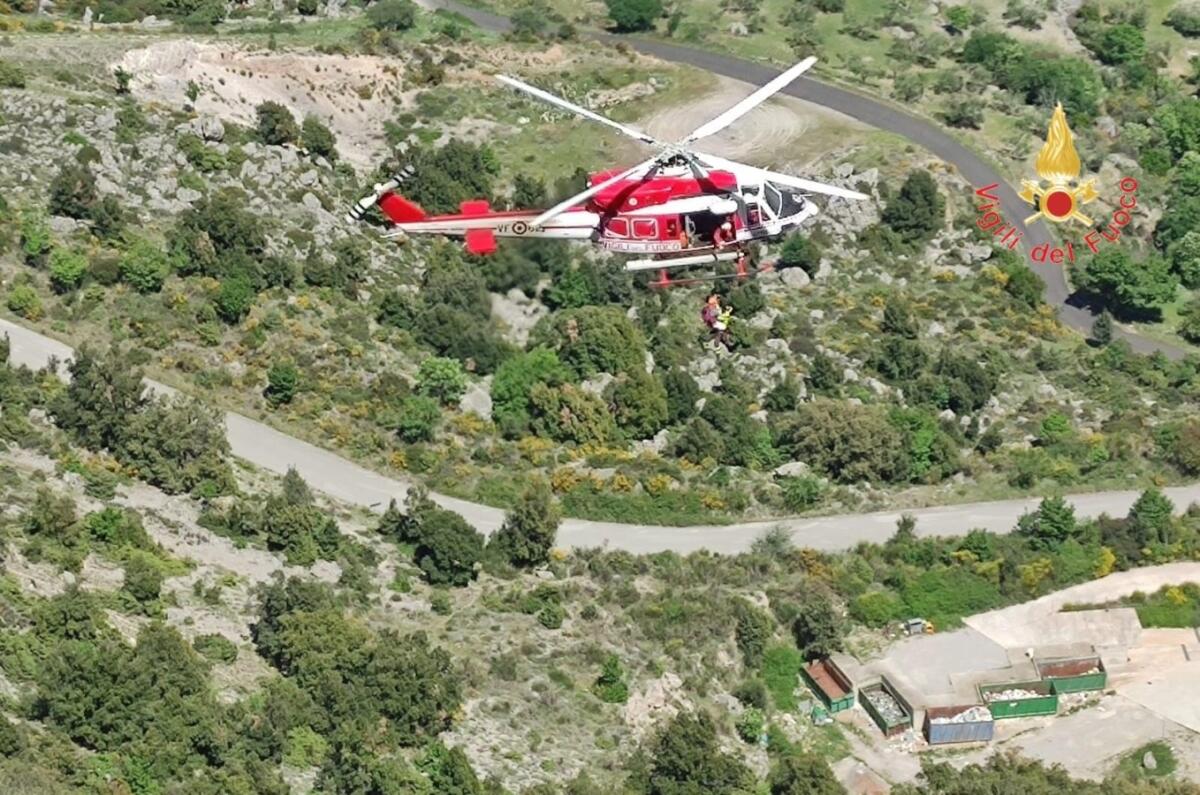 Escursionista ferito salvato dai Vigili del Fuoco, necessario l'intervento dell'elicottero Drago VF62 - 
