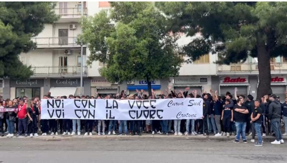 (video) #CrotoneFeralpisaló | Curva Sud in festa: i tifosi del Crotone accolgono il pullman - 