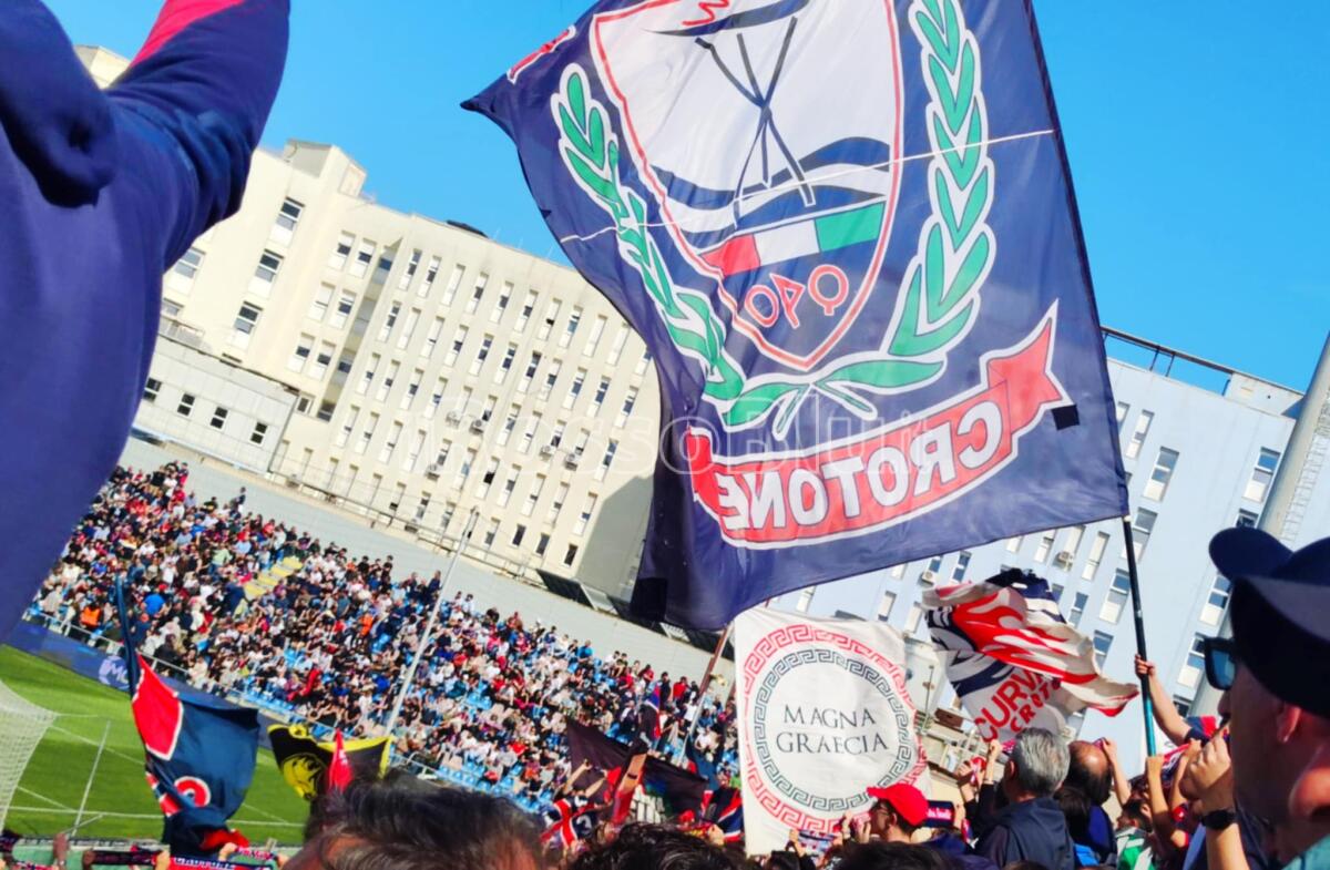 (Foto) #CrotoneVicenza 1-2 | Il sostegno incondizionato dei tifosi rossoblù - 