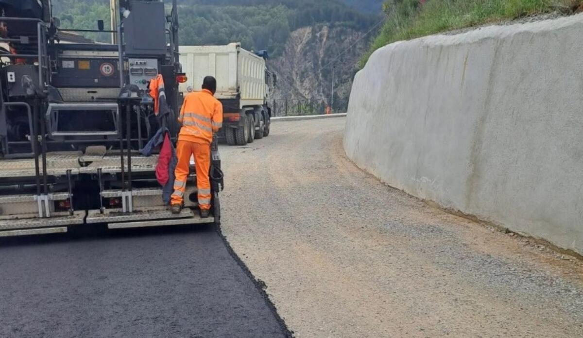 San Giovanni in Fiore, iniziati i lavori di bitumazione in via Cimabue - 