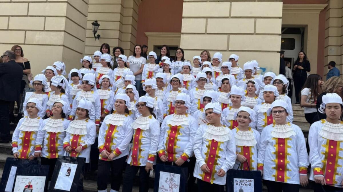 Crotone - Gli alunni dell'E. Codignola sul palco del Rendano per intonare il Barbiere di Siviglia - 
