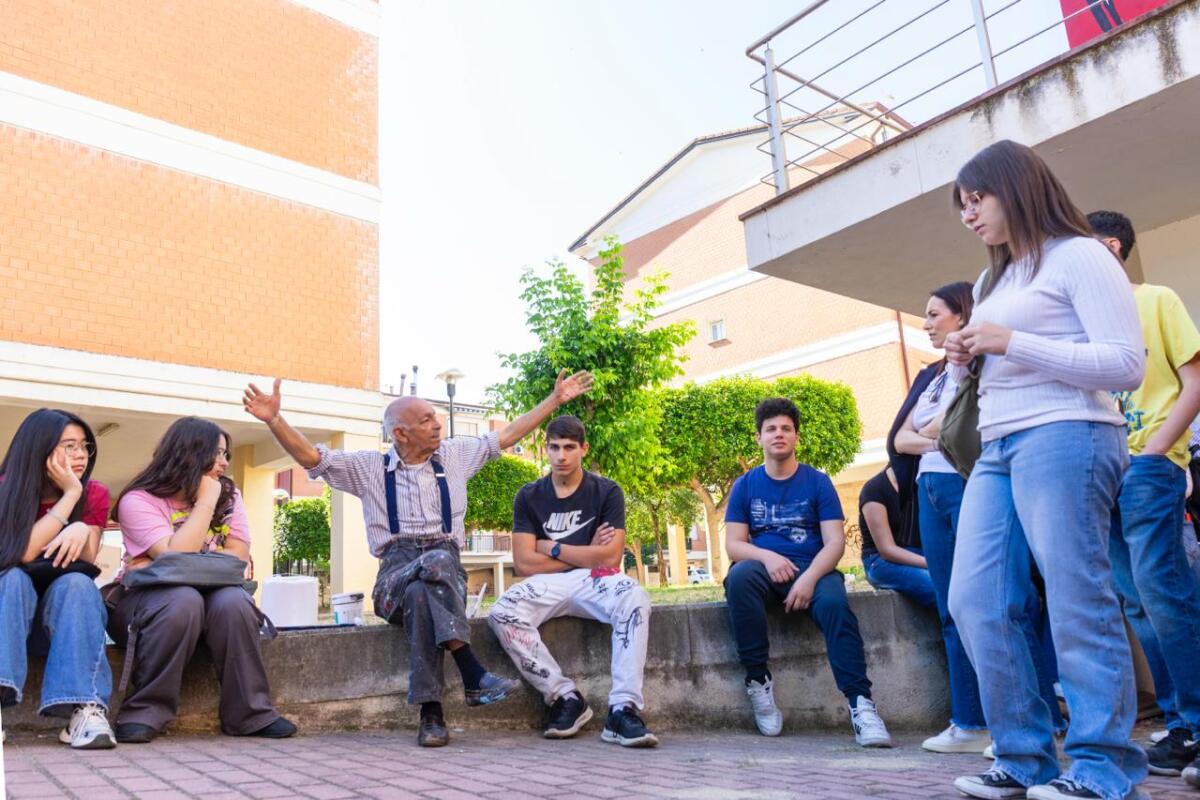 Rossano, il murale di Héctor "Mono" Carrasco prende vita con gli studenti del Liceo Artistico - 