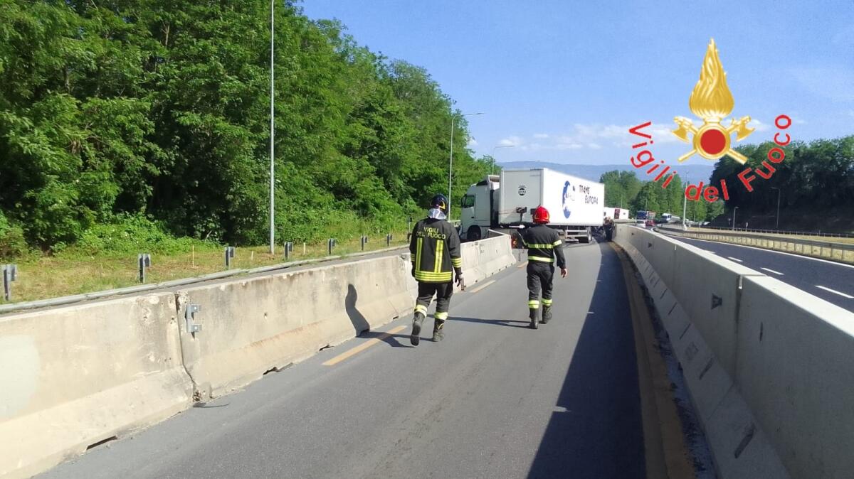 Scontro tra minibus della Polizia e tir sull’A2: sei agenti feriti lievemente - 