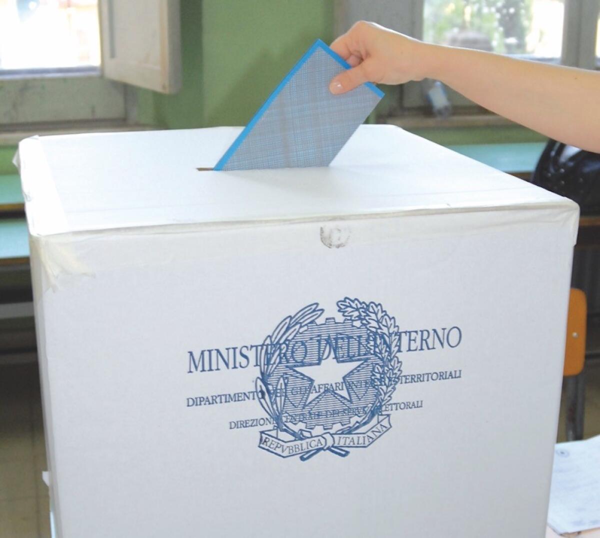 Affluenza in calo alle urne: in Calabria si vota meno rispetto al passato, i dati di Melissa e Isola - 
